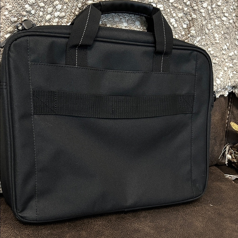 Targus Classic Black Laptop Bag - Picture 2 of 3